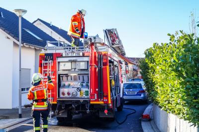 Steinheim a.d.M: Sichtschutz zu einer Terrasse geht in Flammen auf